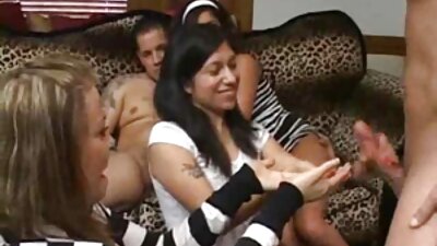 یک عوضی مو سیاه با مادر پسر سکسی جوراب بلند روی یک دیک بزرگ نشسته است