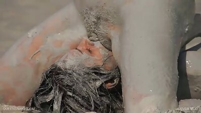 یک سکس مادر در حمام لاتین داغ با یک الاغ گرد زیبا به شدت درگیر شده است