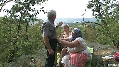 یک مرد بلوند با موهای روشن فیلم سکسی مادر وپسر در یک ویدیوی سکسی توسط دو مرد فاک شده است